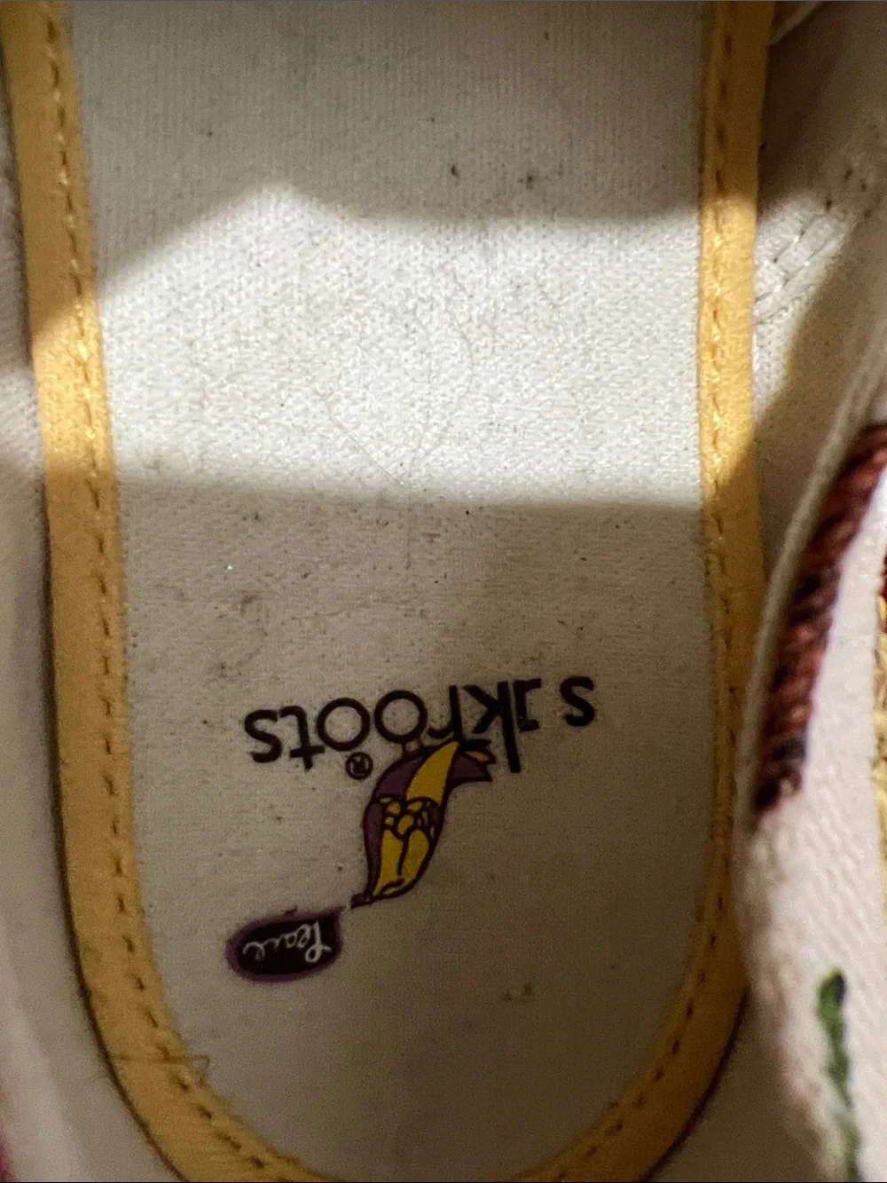 Sakroots  girls  Floral & Bird Canvaso Slip-On Espadrille - White/Yellow. Size 2